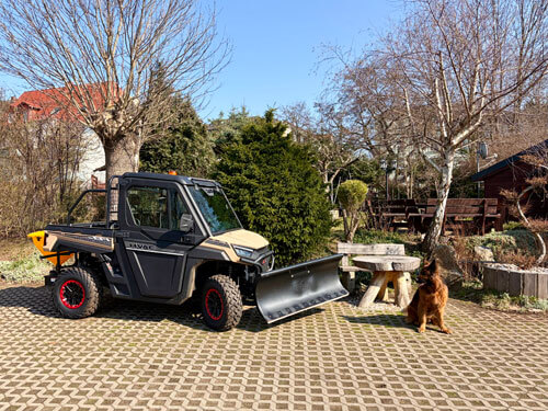 Arbeitsgerät mit Schneepflug