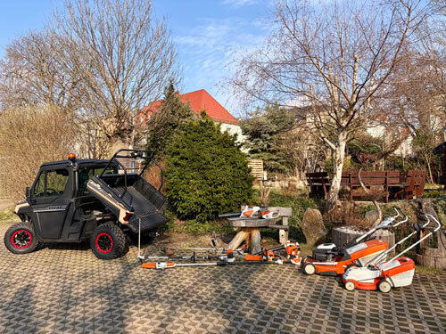 Arbeitsgerät mit Kipper und Material für die Rasen- und Baumpflege sowie vieles mehr.